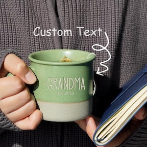 Personalisierte Oma 2025 Tasse, Benutzerdefinierter Text Muttertagsgeschenk, Keramiktasse mit Ihrer eigenen Gravur, personalisierte Keramiktasse für Oma BJ