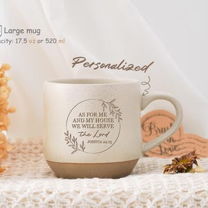 Op de afbeelding: Crèmekleurige keramische mok met een bruine basis en handvat. De mok heeft de tekst "AS FOR ME AND MY HOUSE WE WILL SERVE The Lord JOSHUA 24:15" in een cirkelvormig bloemmotief. Inhoud 520 ml.