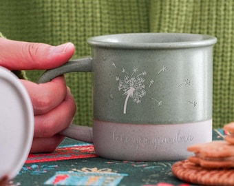 Gepersonaliseerde paardenbloemmok – Mok met eigen gravure, een uniek cadeau voor oma, ideaal voor een verjaardag of Moederdag, en een gepersonaliseerde keramische mok voor oma BJ