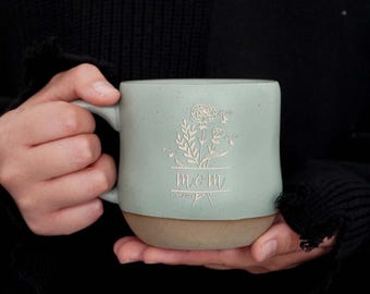Regalo personalizado para el Día de la Madre, taza personalizada grabada con la flor de nacimiento, taza grande de cerámica, taza para mamá, taza para mamá, tazas de café, regalo familiar para mamá PD
