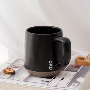 Personlig graverad stengodsmugg, specialdesignad pappamugg med namn, fars dag-present, present till blivande förälder, babyshower-present, present till honom. JD