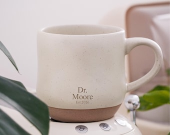 Gepersonaliseerd afstudeercadeau: op maat gegraveerde keramische koffiemok voor Dr. Est 2026, PHD afstudeercadeau, waarderingscadeau, PHD student cadeau PD