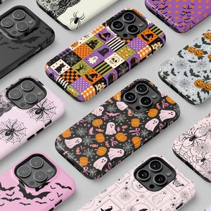 Puede incluir: Una colección de fundas para smartphone con varios patrones temáticos de Halloween, incluyendo fantasmas, calabazas, telarañas, murciélagos y esqueletos. Cada funda tiene un recorte para la cámara y muestra diseños distintos en colores variados.