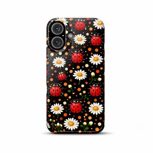 Puede incluir: Funda de teléfono negra con un patrón repetido de mariquitas rojas, margaritas blancas y lunares naranjas. La funda tiene un acabado brillante y un recorte para la cámara.