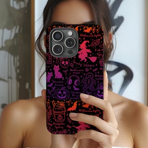Puede incluir: Una funda de smartphone negra con un patrón degradado en naranja, rosa y morado de iconos de Halloween que incluyen una bruja, gato, calavera, calabaza, murciélago, hombre de jengibre y taza de café, con el texto Halloween lights y Pumpkin Spices.
