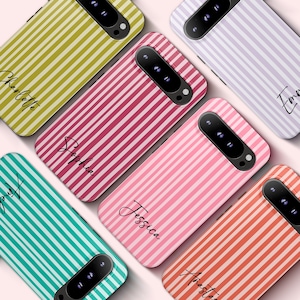 Può includere: Una collezione di custodie per telefoni colorate con motivi a righe verticali. Ogni custodia presenta un colore diverso, tra cui verde, rosa, rosso, arancione e viola. Le custodie hanno nomi scritti in corsivo.