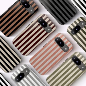 Puede incluir: Una colección de fundas para smartphone con rayas verticales en varias combinaciones de colores, incluyendo negro y blanco, marrón y negro, beige y marrón oscuro, melocotón y blanco, verde oliva y blanco, y gris y blanco, con recorte de cámara.