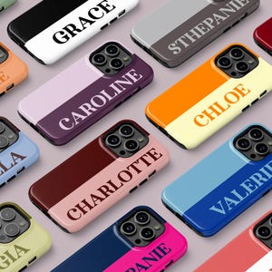 Puede incluir: Una colección de fundas personalizadas para teléfonos, cada una dividida en dos secciones de color. Las fundas presentan nombres como "Grace", "Caroline" y "Chloe" en fuentes en negrita y contrastantes. Las fundas están diseñadas para un teléfono inteligente.