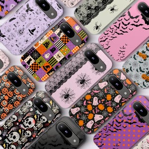 Puede incluir: Una colección de fundas rectangulares para teléfonos inteligentes con varios patrones temáticos de Halloween, que incluyen fantasmas, calabazas, calaveras, murciélagos, telarañas y diseños de encaje en paletas de colores naranja, morado, rosa, negro y blanco.