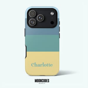 Puede incluir: Una funda de teléfono con un diseño de tres tonos en azul claro, verde azulado y amarillo. El nombre "Charlotte" está impreso en una fuente verde azulado en la sección amarilla. La funda tiene un módulo de cámara negro y la marca "MOONCODES" está impresa en la parte inferior.
