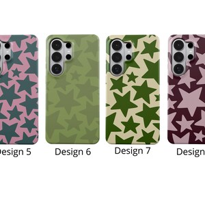 K&ouml;nnte beinhalten: Vier Handyh&uuml;llen mit Sternmustern. Design 5 ist rosa mit dunkelgr&uuml;nen Sternen. Design 6 ist olivgr&uuml;n mit hellgr&uuml;nen Sternen. Design 7 ist beige mit dunkelgr&uuml;nen Sternen. Design 8 ist bordeauxfarben mit hellrosa Sternen.