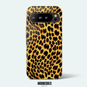 Puede incluir: Una funda de teléfono con diseño de estampado de leopardo. La funda presenta un patrón de manchas negras sobre un fondo amarillo. La cámara y el flash del teléfono son visibles en la parte superior. El texto "MOONCODES HOUSTON, TX" está impreso en la parte inferior.