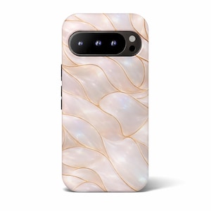 Puede incluir: Una funda de teléfono con un diseño blanco nacarado y dorado. La funda presenta un patrón abstracto y fluido con contornos dorados, creando un aspecto lujoso y elegante. La lente de la cámara es visible en la parte superior.