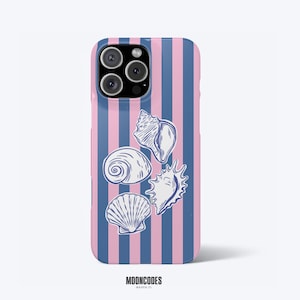 Puede incluir: Una funda para smartphone con un patrón de rayas verticales en rosa claro y azul marino. El diseño incluye cuatro ilustraciones de líneas blancas de varias conchas marinas dispuestas en el centro. El texto MOONCODES HOUSTON, TX está abajo.