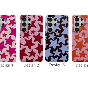 K&ouml;nnte beinhalten: Vier Handyh&uuml;llen mit Sternmustern. Design 1 hat ein rosa Sternmuster auf cremefarbenem Hintergrund. Design 2 hat rote Sterne auf rosa Hintergrund. Design 3 hat blaue Sterne auf braunem Hintergrund. Design 4 hat orange Sterne auf rosa Hintergrund.