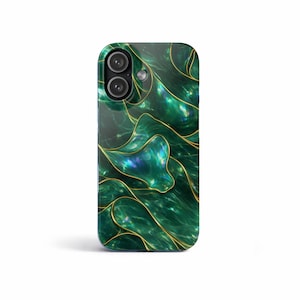 Puede incluir: Una funda para smartphone con un diseño abstracto verde y dorado. La funda presenta un patrón ondulado de verde con detalles dorados. La funda tiene un acabado brillante y un recorte para cámara de doble lente.