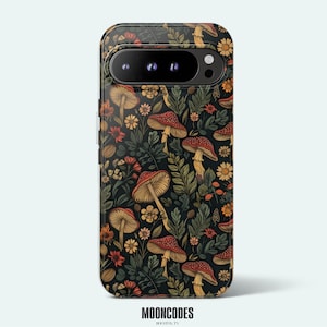 Puede incluir: Funda de teléfono con un fondo oscuro con un patrón repetido de setas con gorro rojo, flores amarillas y hojas verdes. La funda tiene un recorte para la cámara y el texto "MOONCODES HOUSTON, TX" en la parte inferior.