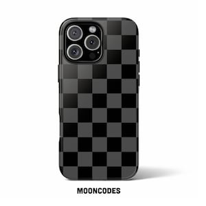 Puede incluir: Una funda de teléfono a cuadros negros y grises con un acabado brillante. La funda tiene un patrón cuadrado y un recorte para la cámara. El texto "MOONCODES" está impreso en la parte inferior de la funda.