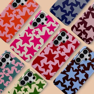 Puede incluir: Una colección de fundas de teléfono coloridas con patrones de estrellas. Las fundas presentan varias combinaciones de colores, incluyendo rosa y naranja, rosa y blanco, rojo y rosa, y azul y marrón. Las fundas tienen un acabado brillante y están diseñadas para un smartphone.