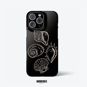 Puede incluir: Una funda de smartphone negra con una ilustración de líneas de cuatro conchas marinas distintas en color beige claro. El diseño incluye una concha en espiral, una concha puntiaguda y dos conchas en forma de abanico dispuestas verticalmente. El texto MOONCODES HOUSTON, TX está impreso en la parte inferior.