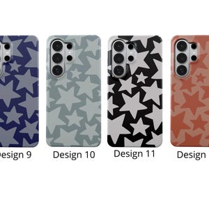 K&ouml;nnte beinhalten: Vier Handyh&uuml;llen mit Sternmustern. Designs umfassen Marineblau, Grau, Schwarzwei&szlig; und Rotbraun. Jede H&uuml;lle hat oben ein Kameramodul. Die Designs sind mit Design 9, 10, 11 und 12 beschriftet.
