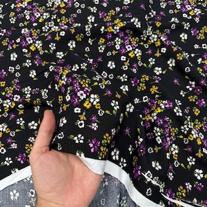 Tecido de algodão viscose floral preto – estampa de margaridas brancas e amarelas, material macio | 150 cm de largura