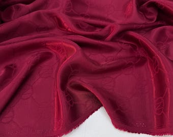 Tejido de cupro jacquard abstracto color cereza burdeos, tejido sedoso y con buena caída para vestidos, blusas, faldas, chaquetas y ropa de noche.