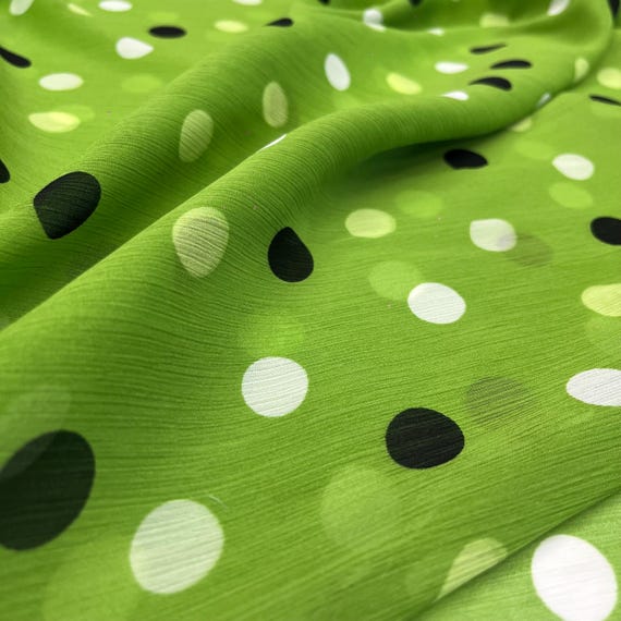Chiffon-Stoff mit grünen Punkten leichtes, schieres, weiches