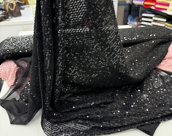 Tela de lentejuelas negras, elástica en cuatro direcciones, material brillante para vestidos / 55 pulgadas de ancho