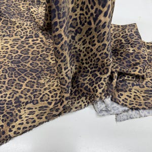 Tessuto in cupro con stampa leopardata: leggero, setoso e morbido - Design italiano