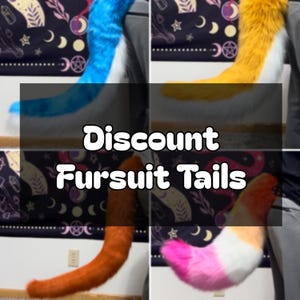 Op de afbeelding: Een collage van vier pluche kunstbontstaarten in felblauw, goudgeel, roestoranje en een verloop van roze, oranje en wit. De tekst "Discount Fursuit Tails" is in witte letters over het midden van de vier afbeeldingen heen geplaatst.