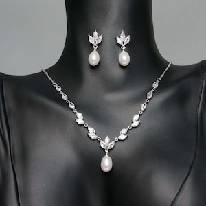 natural freshwater pearl jewelry set pearl earrings pearl necklace crystal wedding jewelry set bridal jewelry set bridal earrings bridal necklace gift for bridesmaids gift for her birthday gift Christmas gift