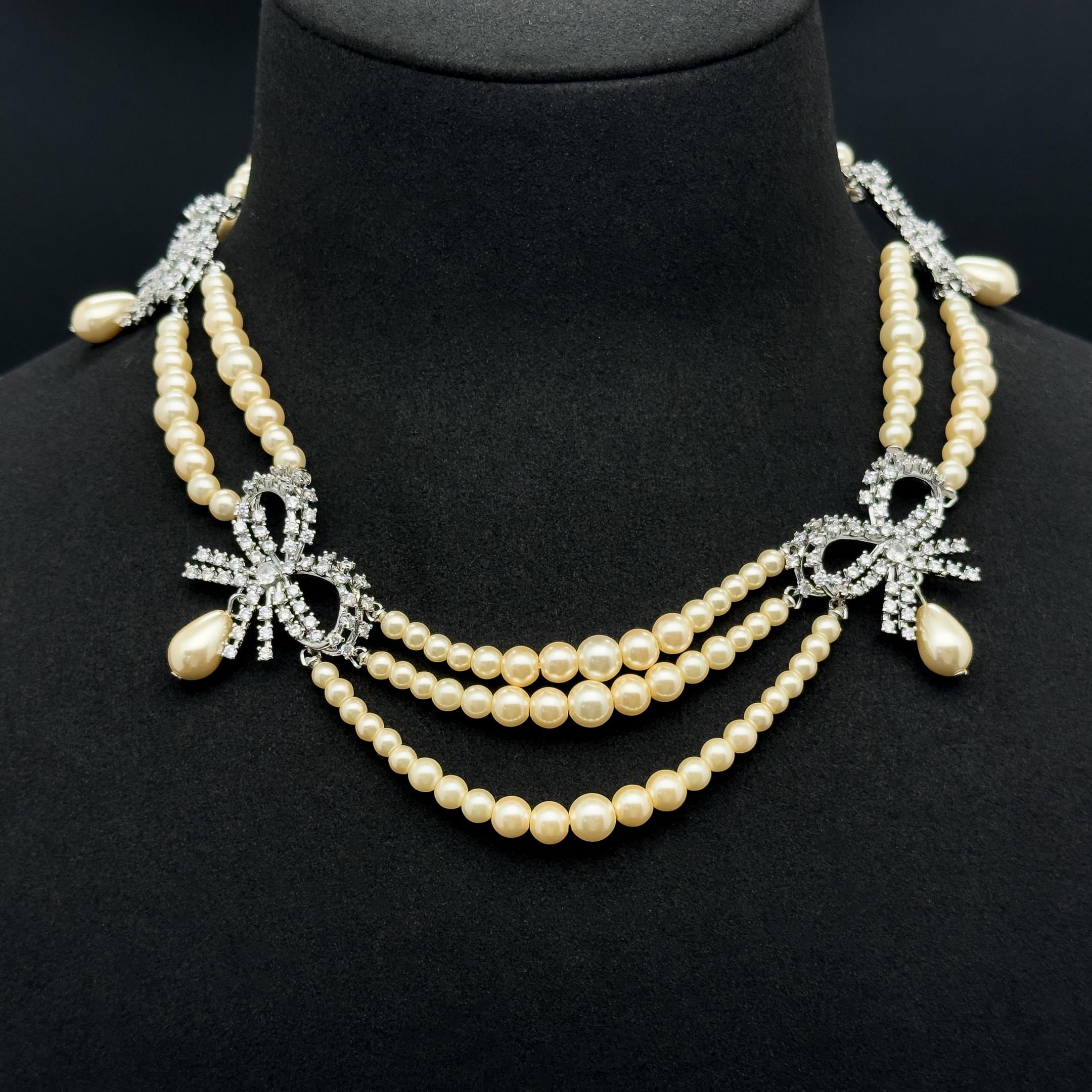 Pearl bow necklace
