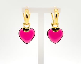 Pendientes minimalistas de corazón para mujer: joyas elegantes con inspiración romántica y accesorios románticos y chic.