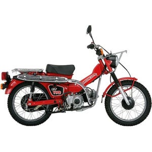 Puede incluir: Una motocicleta Honda CT110 roja con neumáticos negros y un asiento negro. La motocicleta tiene un escape cromado y un portaequipajes. El texto "HONDA" es visible en el lateral.