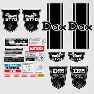 Puede incluir: Un conjunto de calcomanías y pegatinas en blanco y negro con los textos "ST70", "Dax Dax" y "Honda". Las pegatinas incluyen un gráfico de perro salchicha, el logotipo de Honda y varias etiquetas informativas. El tema es automotriz.