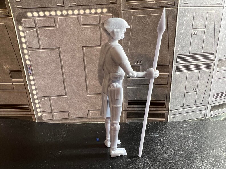 K&ouml;nnte beinhalten: Eine wei&szlig;e Plastikfigur einer Person, die eine Lanze h&auml;lt. Die Figur tr&auml;gt einen Helm und hat ein detailliertes Design. Die Lanze ist lang und d&uuml;nn, mit einer scharfen Spitze.