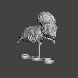 Peut inclure: Modèle 3D imprimé en gris, détaillé, d'une créature avec une grosse tête et un corps long et fin. La créature est en position de saut, les pattes avant tendues. Le modèle est monté sur une base à trois branches.