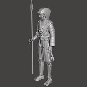 K&ouml;nnte beinhalten: Ein 3D-gedrucktes Modell einer Figur in Grau, die einen Helm tr&auml;gt und eine Lanze h&auml;lt. Die Figur tr&auml;gt eine lange Robe und hat ein detailliertes Design.