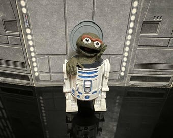 Star Wars R2-D2 Oscar the Grouch mashup, Christmas action figure kit (unpainted/unassembled).