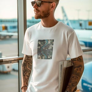 シティロードマップユニセックスヘビーコットンTシャツ、アーバンナビゲーションTシャツ、旅行者ギフト、ワンダーラストシャツ、アドベンチャーアパレル、地図作成トップ