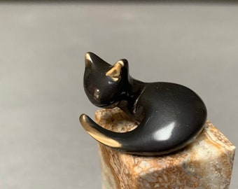 Statuetta di gatto in bronzo: piccolo gatto rannicchiato in bronzo, caldo e affascinante