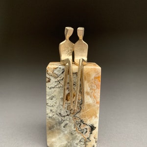 Escultura gay de bronce en miniatura - el amor es amor - aniversario gay o matrimonio lgbtq. Un regalo de boda gay o un topper de pastel gay