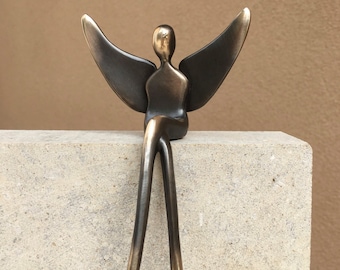 Mi Ángel: Escultura de bronce de ángel de 5 pulgadas de alto, figura de ángel sentado sobre estante.