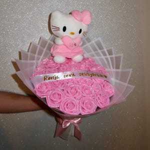 Hello Kitty Bouquet Plüschtier |Handgefertigter DIY Blumenstrauß mit Rosen, Glitzer-Finish | BLUMENSTRAUẞ Glitzer Blumen | Cuddle Bouquets