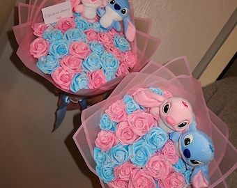Blumenstrauß DIY  mit rosanen und blauen Rosen, Stitch und Angel  Plüschtier, Glitzer-Finish & Perlen –  Glitzer Rosen - Haltbar - Eternal