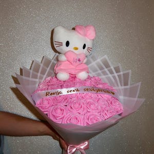 Hello Kitty Bouquet Plüschtier |Handgefertigter DIY Blumenstrauß mit Rosen, Glitzer| BLUMENSTRAUẞ Glitzer Blumen | Cuddle Bouquets