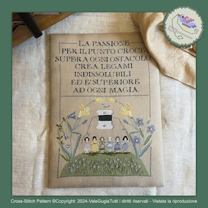 Può includere: Schema di punto croce con una citazione in italiano che recita "La passione per il punto croce supera ogni ostacolo, crea legami indissolubili ed e' superiore ad ogni magia." Lo schema presenta un rocchetto di filo, fiori e un gruppo di ragazze che si tengono per mano.