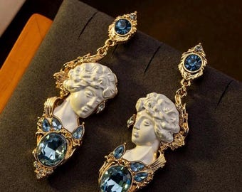 PREORDER – oorbellen barokke godin buste | Gouden statement-art-oorbellen