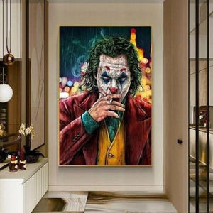 Puede incluir: Una pintura del Joker de la película "Joker" con el pelo verde, ropa roja y amarilla, y un cigarrillo en la mano. Está mirando al espectador con una expresión seria.